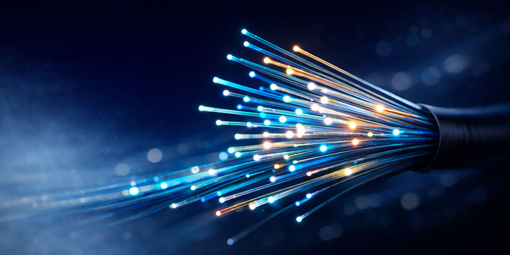 Detail eines Glasfaserkabels mit leuchtenden Lichtimpulsen – Glasfaserinfrastruktur von Baden4net