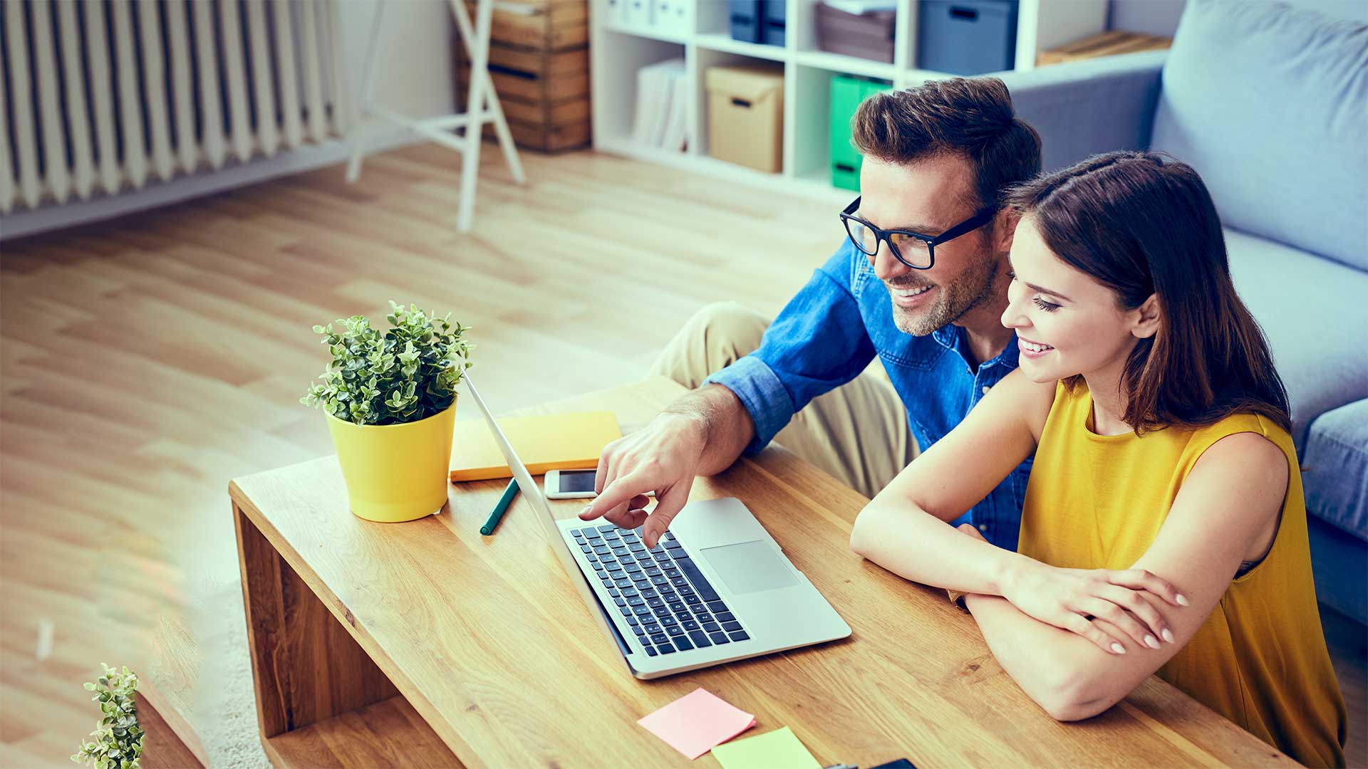 Coppia che confronta offerte Internet su un laptop – consulenza fibra ottica a Chiasso, Vacallo, Morbio Inferiore e Balerna